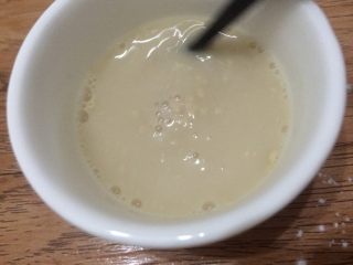 4、班尼迪克蛋 英式马芬 水波蛋 荷兰酱做法,3g干酵母和4g糖一起放入40度的温水中化开,静置5分钟,待表面起泡。