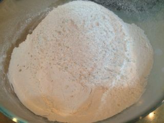 5、班尼迪克蛋 英式马芬 水波蛋 荷兰酱做法,250g低筋粉加5g盐混合。