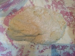 7、班尼迪克蛋 英式马芬 水波蛋 荷兰酱做法,将化开的酵母和水一同倒入面粉中,糅合至无干粉即可;将面团移至撒了面粉的案板上,此时面团会粘手,适当撒些面粉,用手揉10分钟。