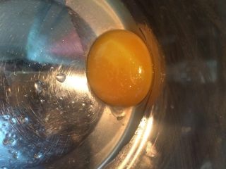 16、班尼迪克蛋 英式马芬 水波蛋 荷兰酱做法,取一个锅子,烧少量的水,沸腾之后转小火保持沸腾。鸡蛋分离出蛋黄,加入柠檬汁;容器放在烧水的锅子上方,但是千万不要喷到水!!会凝固,凝固就坏了