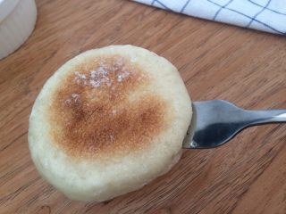 20、班尼迪克蛋 英式马芬 水波蛋 荷兰酱做法,英式马芬用叉子叉一圈,得到两片英式马芬,放入预热230°的烤箱中烤5分钟。