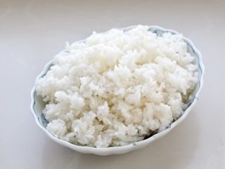 1、咖喱蛋炒饭,准备一大碗隔夜的剩米饭，这样的米饭水分少，炒出来味道才好。