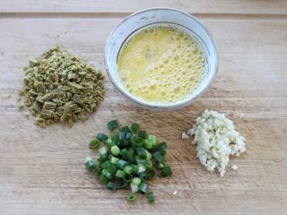 3、咖喱蛋炒饭,鸡蛋磕入碗中充分搅打均匀，切葱花和蒜末，咖喱块切碎方便融化，也可以用咖喱粉。