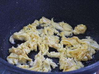 5、咖喱蛋炒饭,煎至定型后炒成小块盛出。