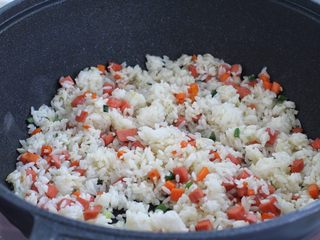 7、咖喱蛋炒饭,接着放入米饭用铲子捣散。