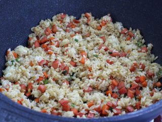 9、咖喱蛋炒饭,翻炒至食材上色。