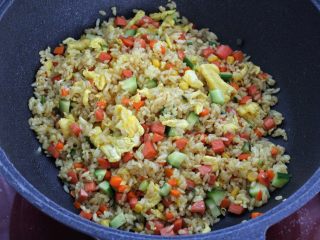 11、咖喱蛋炒饭,混合翻炒均匀。