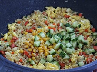 10、咖喱蛋炒饭,加入黄瓜和玉米粒。
