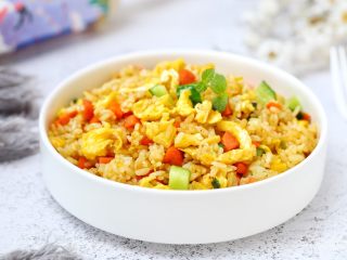 13、咖喱蛋炒饭,一款简单营养又好吃的咖喱蔬菜蛋炒饭就做好了！