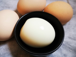 1、土鸡蛋桂圆枸杞红枣茶,清水煮鸡蛋7-8分钟，捞起过凉水，去壳备用