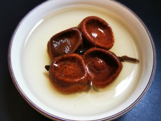 2、土鸡蛋桂圆枸杞红枣茶,桂圆干洗净，直接扔进锅里。20分钟后就是这个样子，外壳吸收水份后，没有膨胀而是干瘪，因为内壳防水性能极佳。所以需要人工干预下。