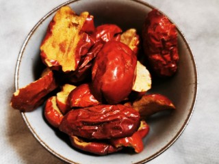 4、土鸡蛋桂圆枸杞红枣茶,栆干也洗洗扔进锅里。