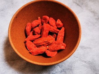 5、土鸡蛋桂圆枸杞红枣茶,枸杞不适合长时间的水煮，我喜欢出锅前放入，色相俱佳。