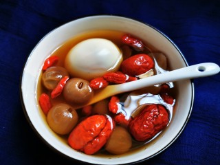 6、土鸡蛋桂圆枸杞红枣茶,鸡蛋可别忘了，与红枣一同加入，让它吸收桂圆壳肉的精华。