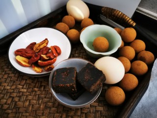 9、土鸡蛋桂圆枸杞红枣茶,极其简单的食材，不费时不费力。适合全家享用。