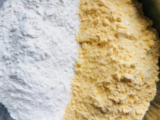 1、花样馒头之腊肠卷、小刺猬,白面粉，玉米面各一半，充分混合。