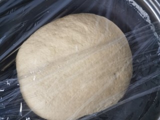 5、花样馒头之腊肠卷、小刺猬,套上保鲜膜，停留一个小时。