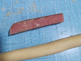 6、花样馒头之腊肠卷、小刺猬,发面成功，排气揉搓后取一小面团搓成长条。