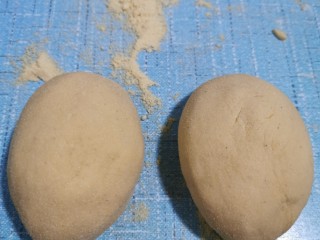 8、花样馒头之腊肠卷、小刺猬,再取一面团，搓成水滴状。