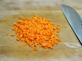 3、胡萝卜鸡蛋炒饭,胡萝卜切细小的丁