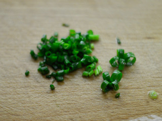 4、胡萝卜鸡蛋炒饭,葱切沫，还可以做些可爱趣致的样子，逗小朋友喜欢