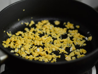 6、胡萝卜鸡蛋炒饭,炒散炒熟