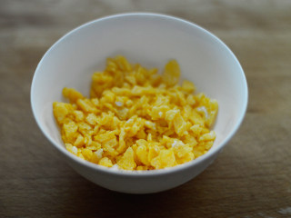 7、胡萝卜鸡蛋炒饭,盛入碗中待用