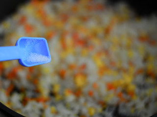 11、胡萝卜鸡蛋炒饭,调入少许盐