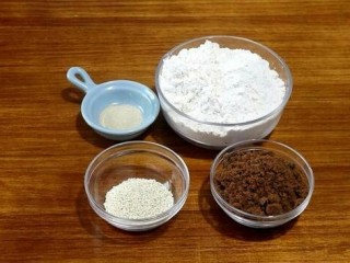 1、香甜红糖锅盔,准备好食材。
