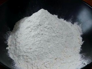 3、香甜红糖锅盔,将面粉倒入大碗中,准备和面。