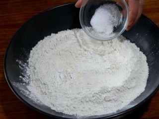 4、香甜红糖锅盔,在面粉中加一点白糖,帮助发酵。