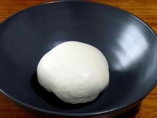 6、香甜红糖锅盔,揉成光滑的面团,放在温暖的地方,醒发成两倍大。