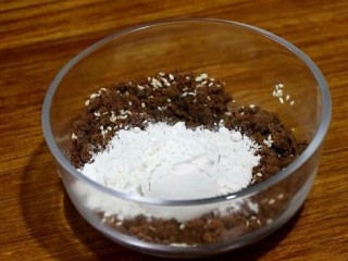 8、香甜红糖锅盔,将红糖中放人入超好的熟芝麻和适量面粉。搅拌均匀。