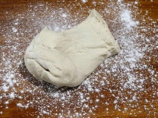 11、香甜红糖锅盔,将醒好的面揉一下,排出气泡。