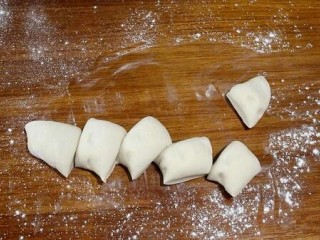 12、香甜红糖锅盔,将揉好的面团切成自己喜欢的大小。