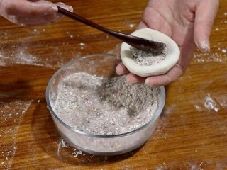 13、香甜红糖锅盔,檊平,加入调好的红糖馅料。