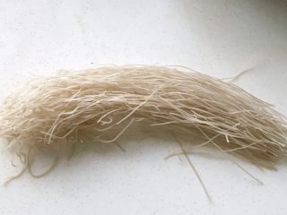 1、圆菜捞粉丝,取一些粉丝