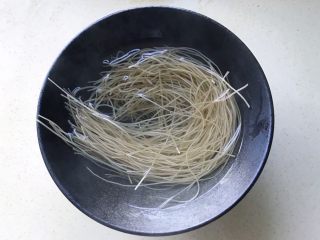 2、圆菜捞粉丝,泡入刚刚烧开的水里