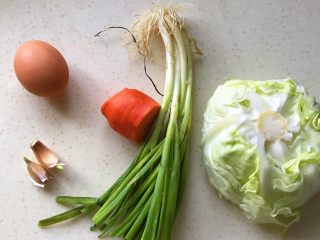 3、圆菜捞粉丝,准备其他食材