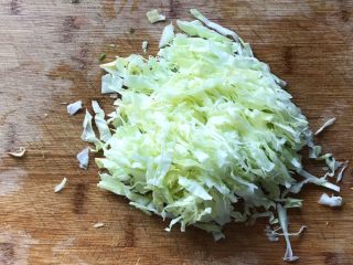 4、圆菜捞粉丝,包心菜切成丝