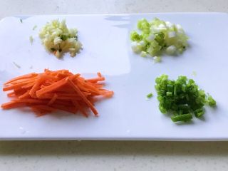 5、圆菜捞粉丝,胡萝卜切成丝，大蒜切成末，分别切好葱白葱花