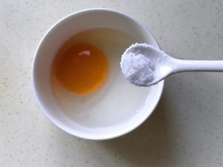 7、圆菜捞粉丝,加一点盐