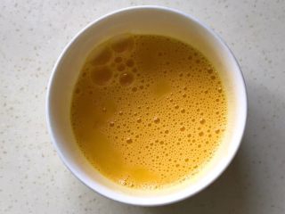 8、圆菜捞粉丝,打成鸡蛋液备用