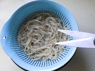 9、圆菜捞粉丝,泡好的粉丝用剪刀剪成几段，随意剪几刀