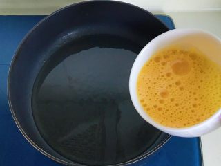 11、圆菜捞粉丝,蛋液倒进锅里