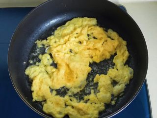 12、圆菜捞粉丝,翻炒均匀