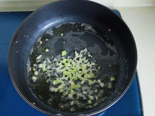 14、圆菜捞粉丝,不用再加油了，把葱白和蒜末放进锅里煸炒