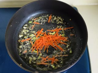 15、圆菜捞粉丝,炒出香味把胡萝卜丝放进去翻炒