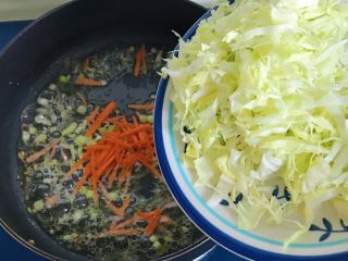 16、圆菜捞粉丝,倒进包菜丝翻炒