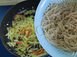 17、圆菜捞粉丝,倒进粉丝翻炒，可以炒得时间久一些